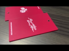 ความเหมาะสม เหมาะกับแท็กมาตรฐานส่วนใหญ่ เสื้อผ้าที่กําหนดเอง แฮงแท็กกับสไตล์สแนปล็อค