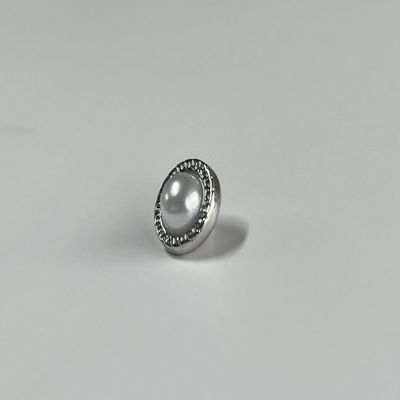 เครื่องแต่งกาย OEM ขนาดใหญ่ และอุปกรณ์เสริม ปุ่มเสื้อ