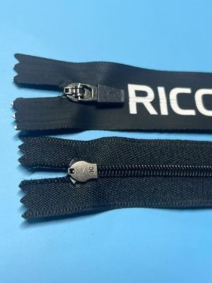 ODM สามารถนําไปใช้ได้ใหม่ สีดํา ไนลอน Zipper ถักสําหรับเสื้อผ้า ร้านค้า