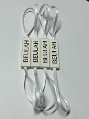 โลโก้ลายลวดลายสนาปล็อค ปินลุป พลาสติก Fastener Hang Tag With String