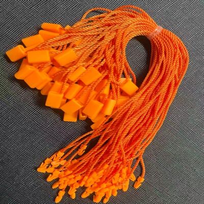 เปียกด้วยผ้าอ่อน ปลาสติก Tag Fastener ความยาวสแตนดาร์ดแขวนประมาณ 10 นิ้วและง่ายในการจัดการสําหรับความต้องการการติดป้ายที่หลากหลาย