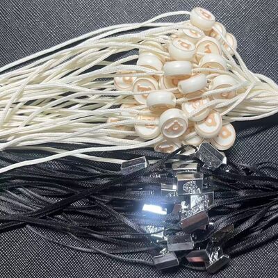 ความยาวแขวนประมาณ 10 นิ้ว ตัวยึดป้ายพลาสติก มีเอกลักษณ์และสะดุดตา และง่ายต่อการติดป้ายเสื้อผ้า